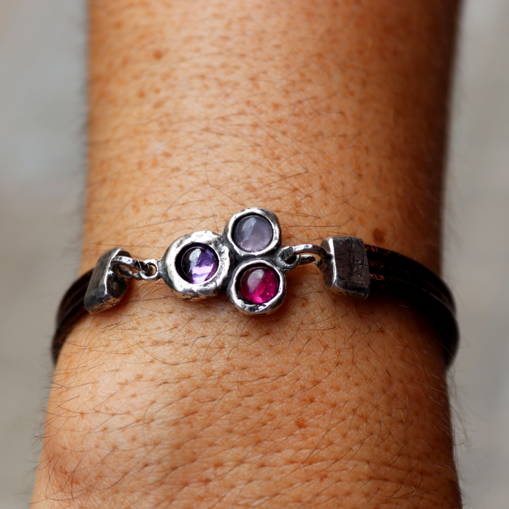 Satori Damen-Lederarmband aus 925er Silber mit Rubin, Rose und Amethyst.