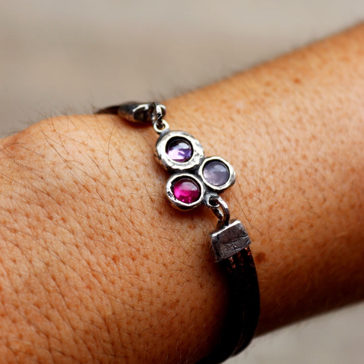 Pulsera de cuero mujer Satori centro de plata 925 con rubí, rosa, y amatista