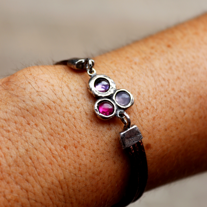 Satori Damen-Lederarmband aus 925er Silber mit Rubin, Rose und Amethyst.