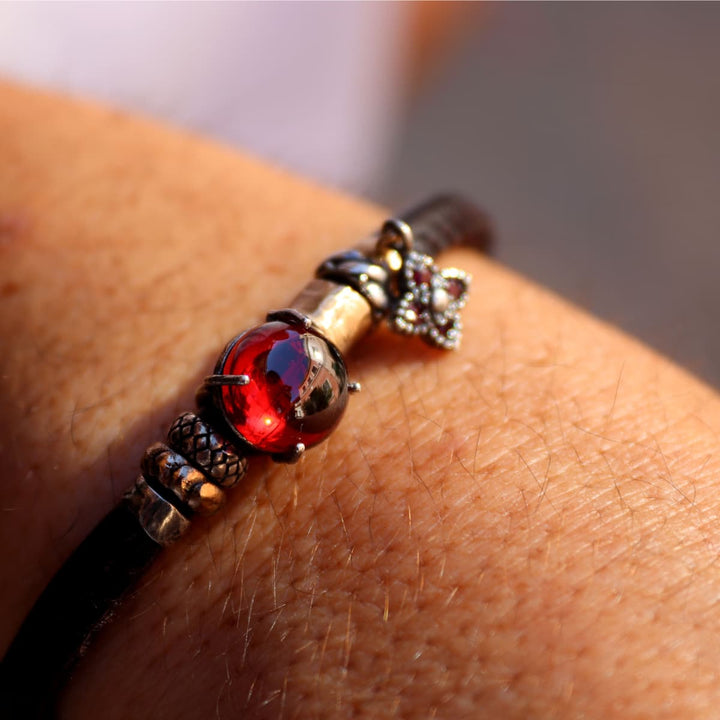 Pulsera Mujer Kurai Mono de cuero y piedra granate