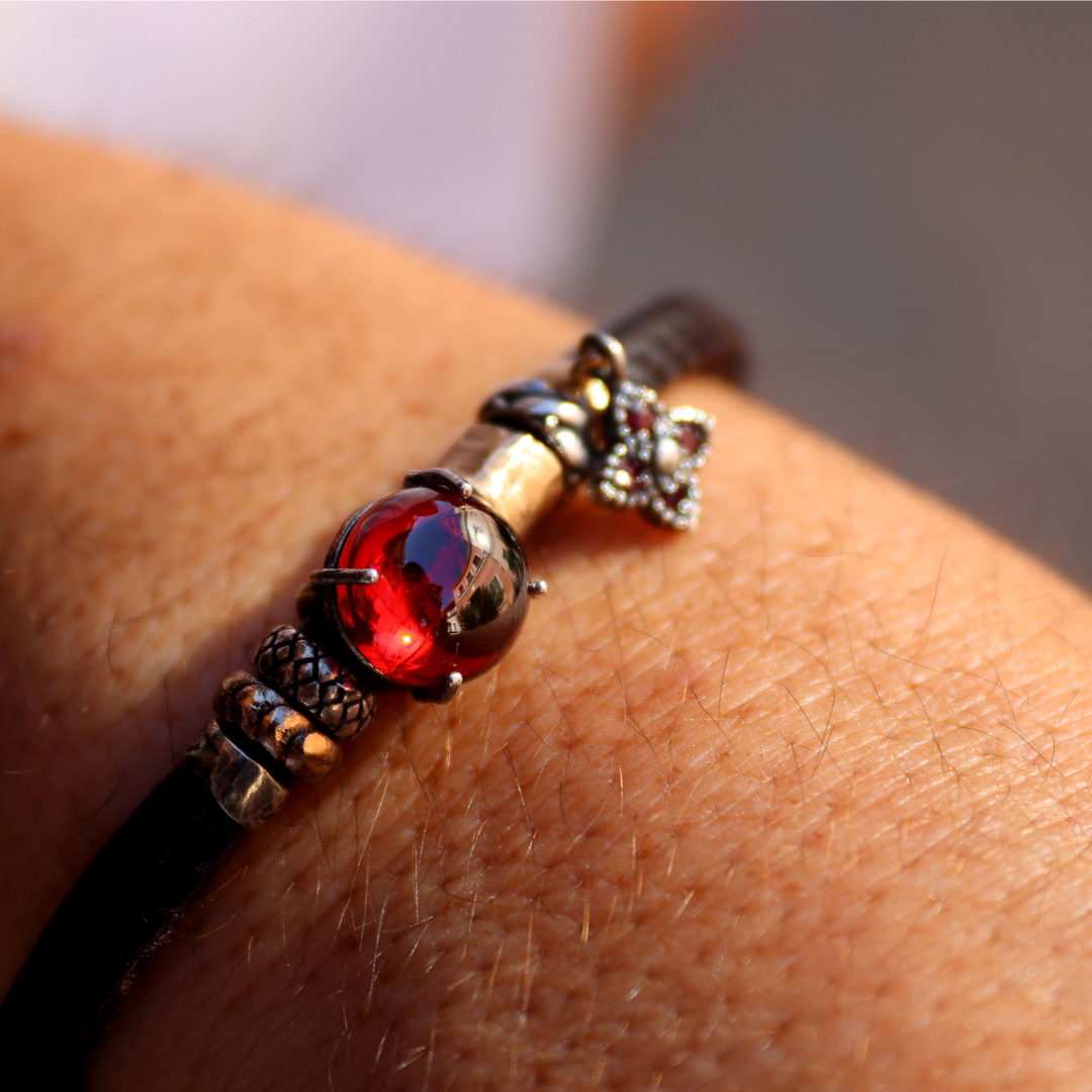 Pulsera Mujer Kurai Mono de cuero y piedra granate