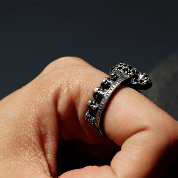 Kurai Tama Ring mit 925er Silber-Totenköpfen und weißem Zirkonia