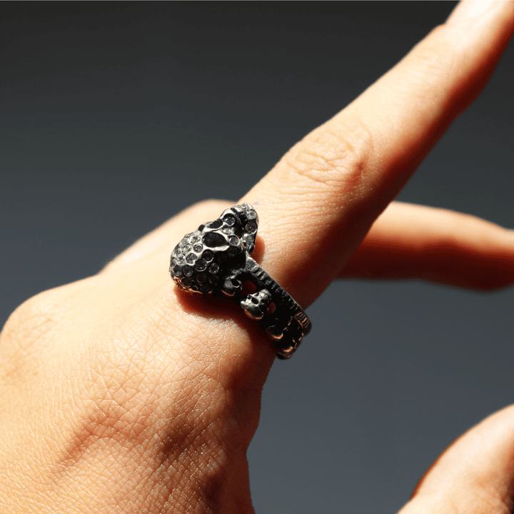 Kurai Tama Ring mit 925er Silber-Totenköpfen und weißem Zirkonia