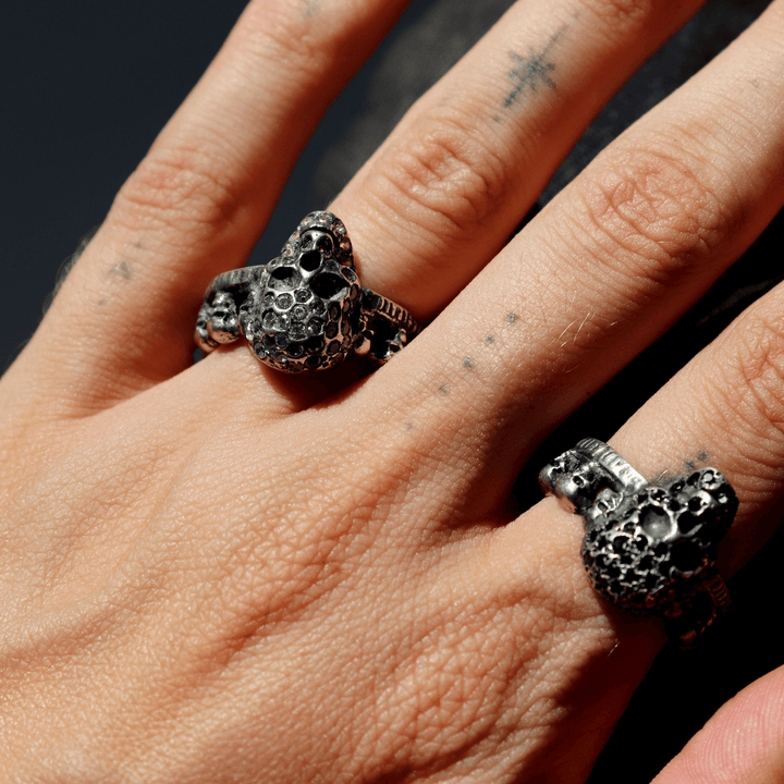 Kurai Tama Ring mit 925er Silber-Totenköpfen und weißem Zirkonia