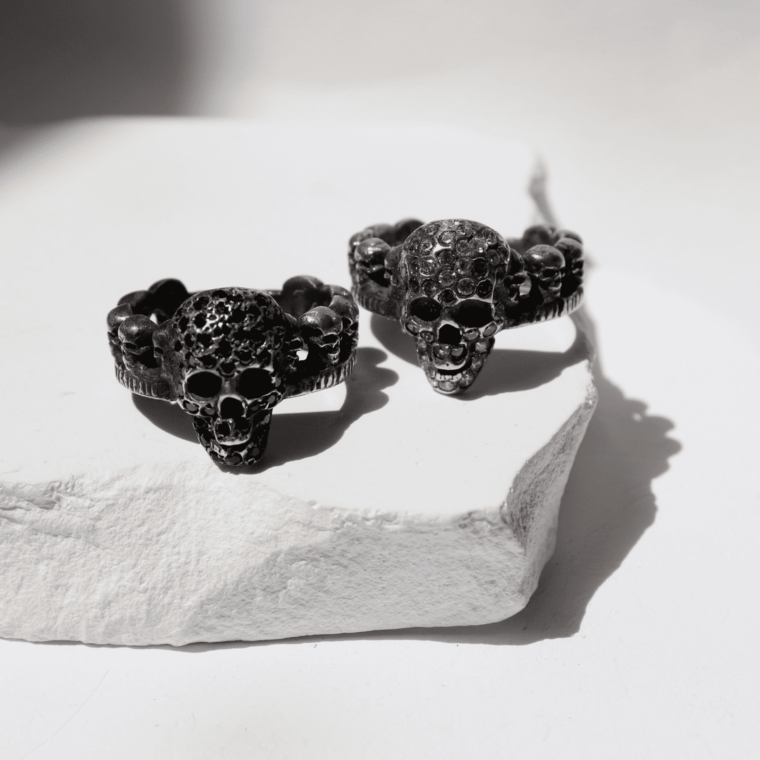 Kurai Tama Ring mit 925er Silber-Totenköpfen und weißem Zirkonia