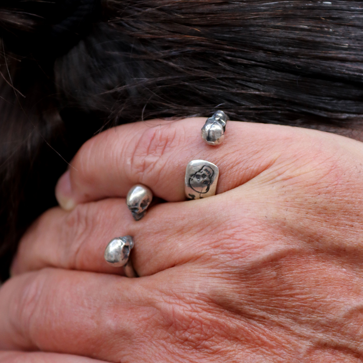 Anillo Yomi de dos calaveras en plata 925