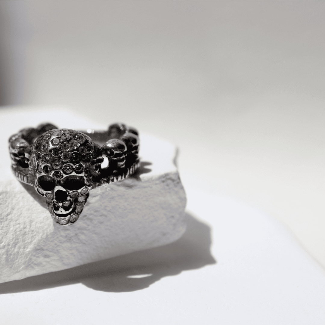 Kurai Tama Ring mit 925er Silber-Totenköpfen und weißem Zirkonia