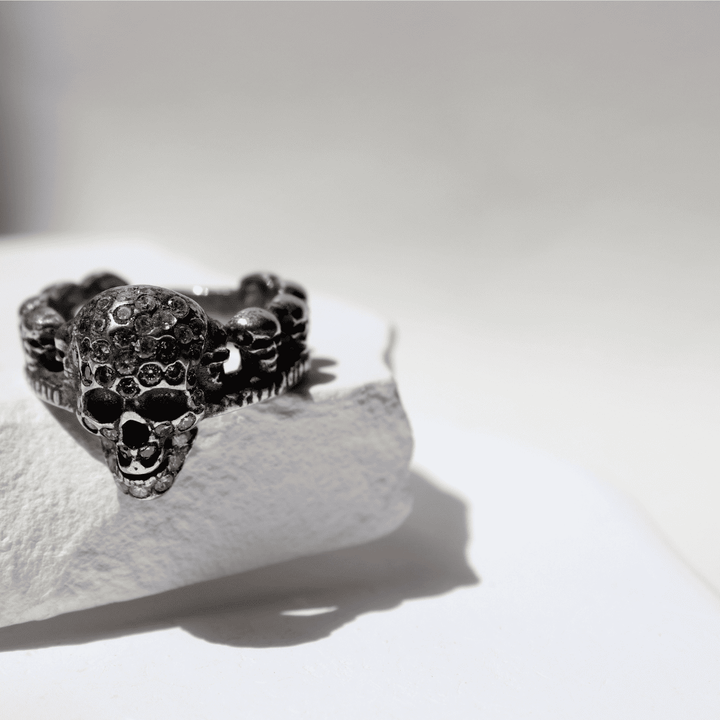 Kurai Tama Ring mit 925er Silber-Totenköpfen und weißem Zirkonia