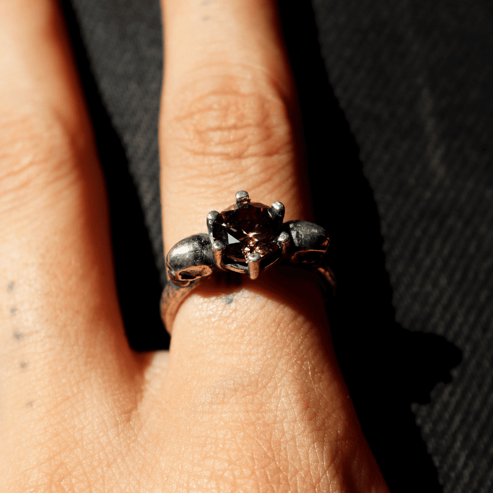 Izanami-Ring mit zwei Totenköpfen aus 925er Silber und Granatstein