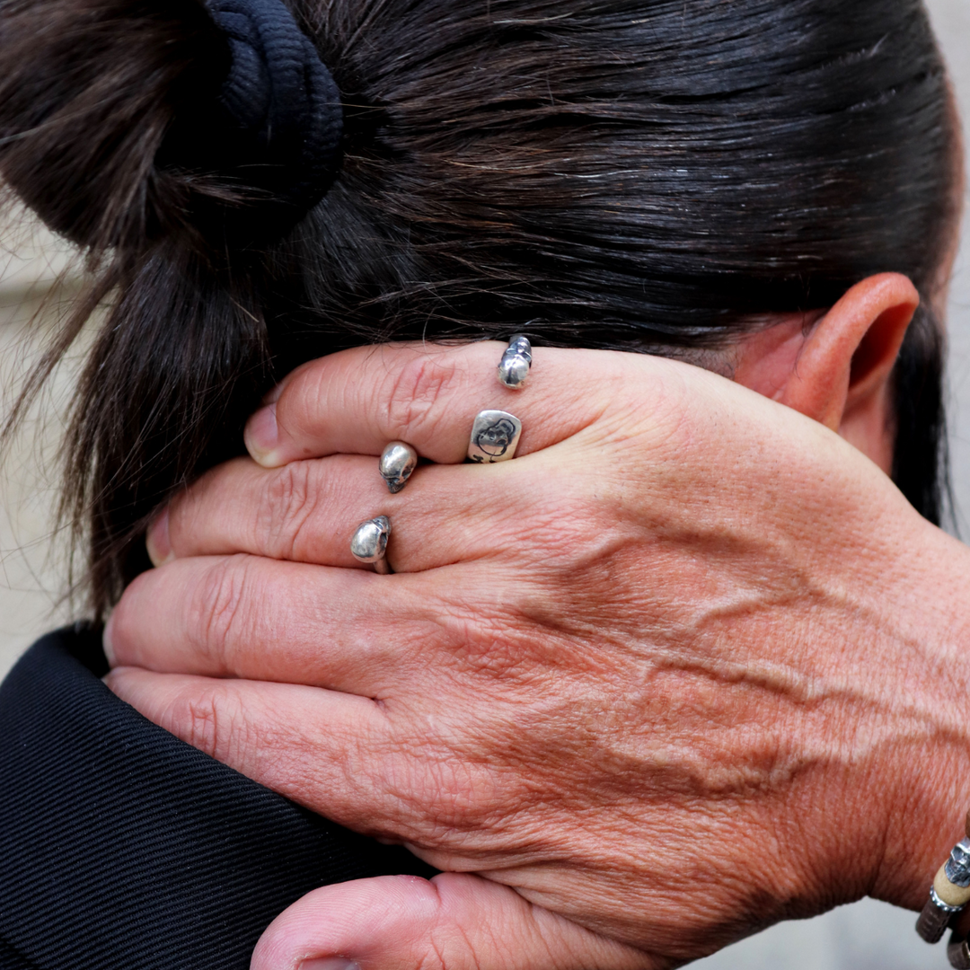Kizuna-Ring mit zwei Totenköpfen in 925er Silber