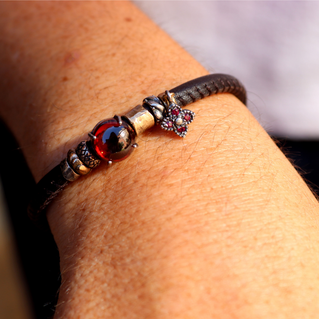 Pulsera Mujer Kurai Mono de cuero y piedra granate