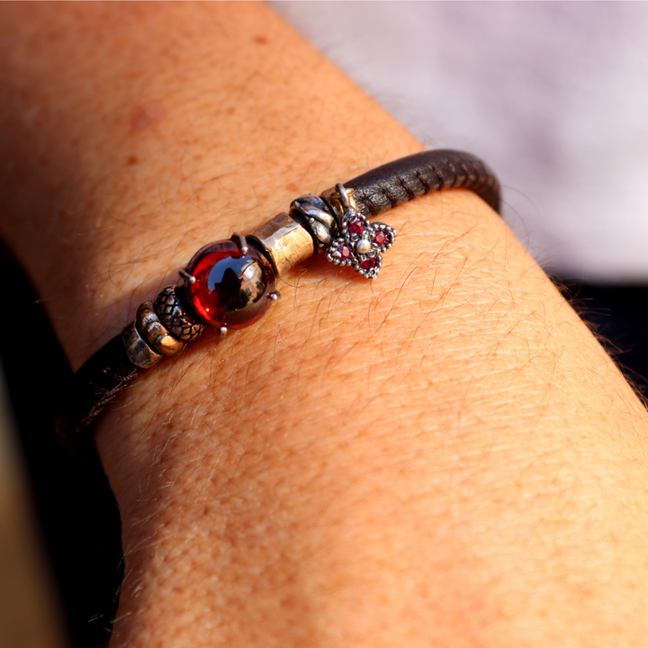 Pulsera Mujer Kurai Mono de cuero y piedra granate