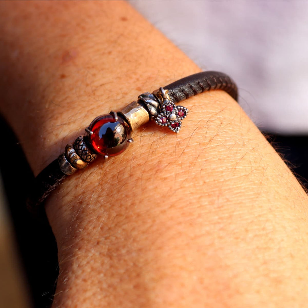 Pulsera Mujer Kurai Mono de cuero y piedra granate