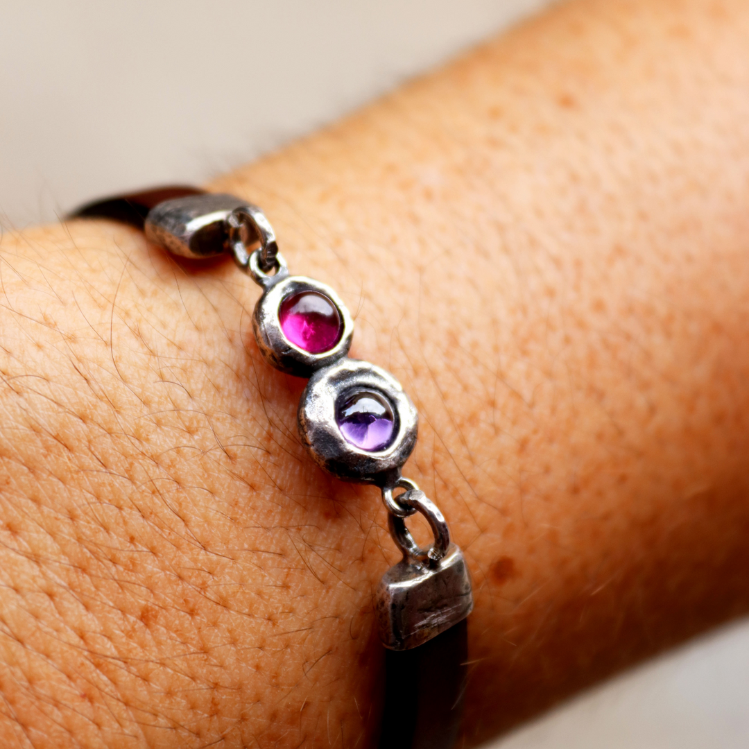 Kage women's leather bracelet in 925 silver with ruby ​​and amethyst.
