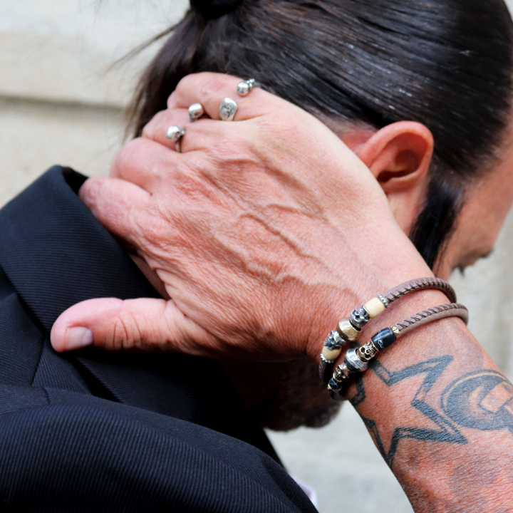 Ishi-Lederarmband mit Totenköpfen aus 925er Silber, Bronze und weißem Harz