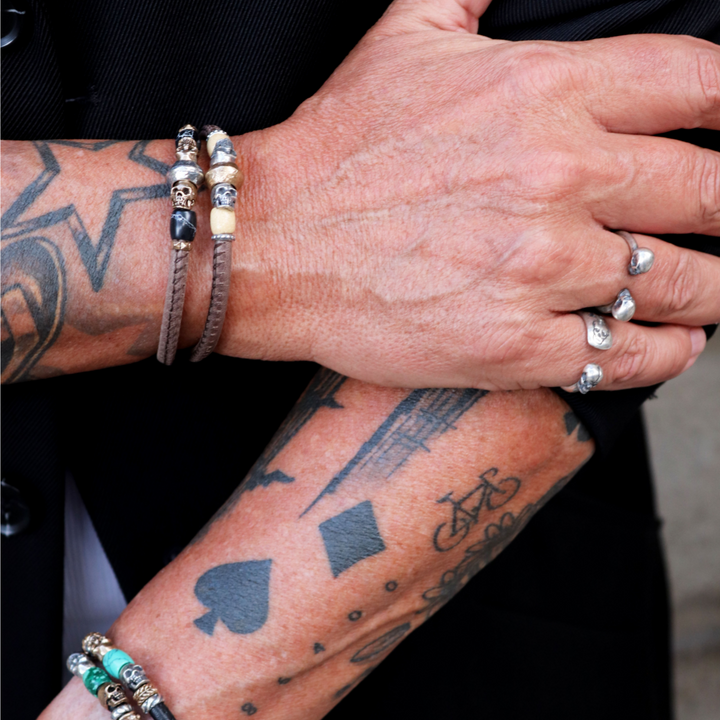 Ishi-Lederarmband mit Totenköpfen aus 925er Silber, Bronze und weißem Harz