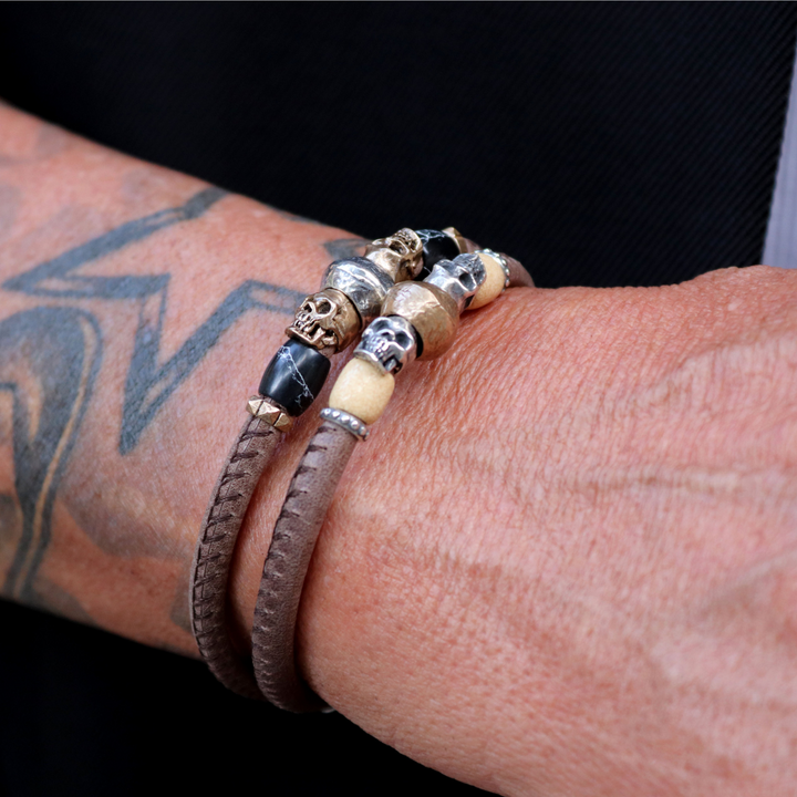 Ishi-Lederarmband mit Totenköpfen aus 925er Silber, Bronze und weißem Harz