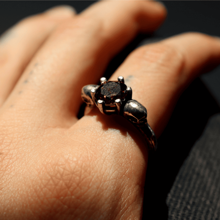 Izanami-Ring mit zwei Totenköpfen aus 925er Silber und Granatstein