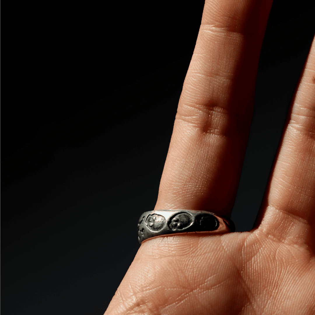 Anillo Yomi de dos calaveras en plata 925
