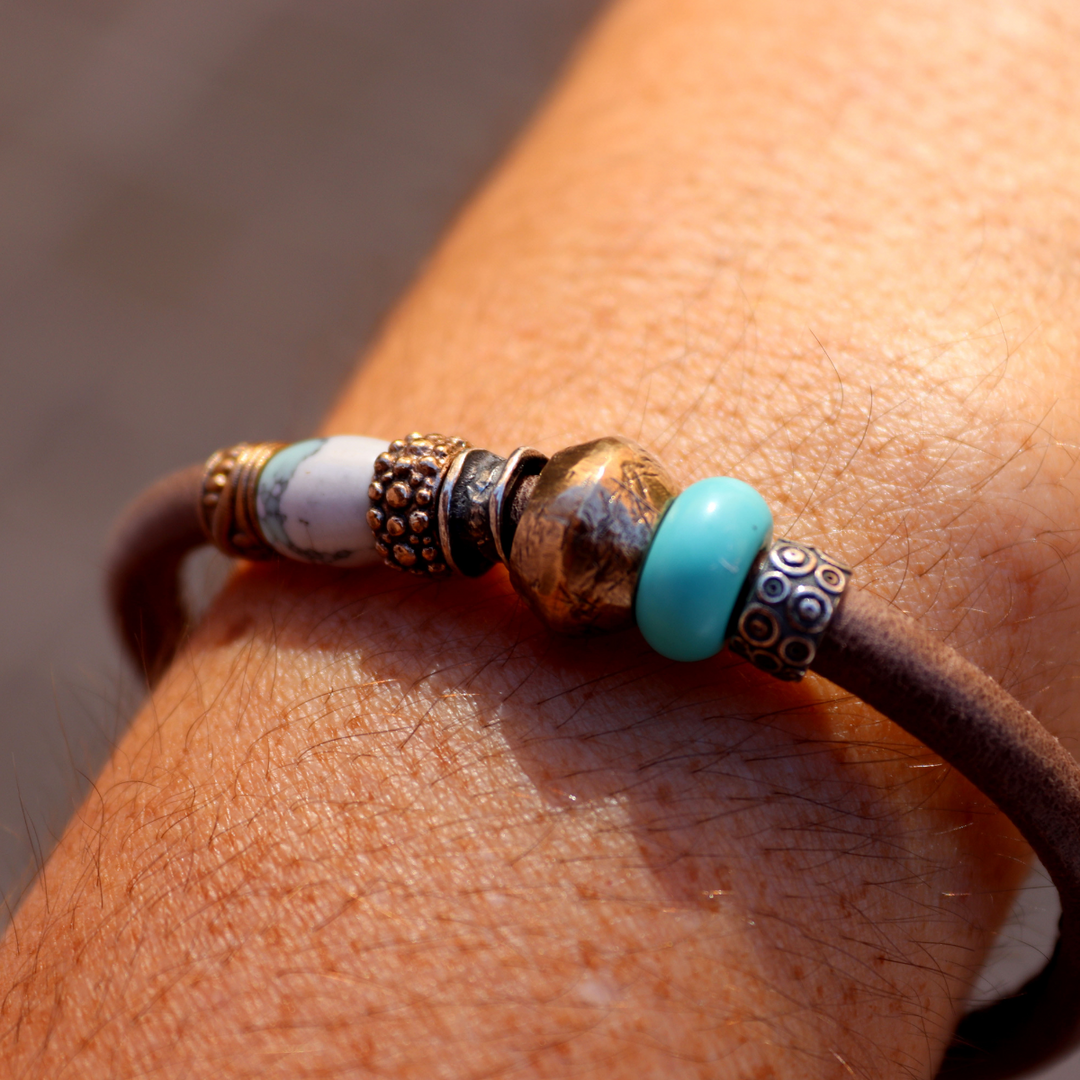 Shin Damen-Lederarmband mit Bronzestücken und weißlichem Stein