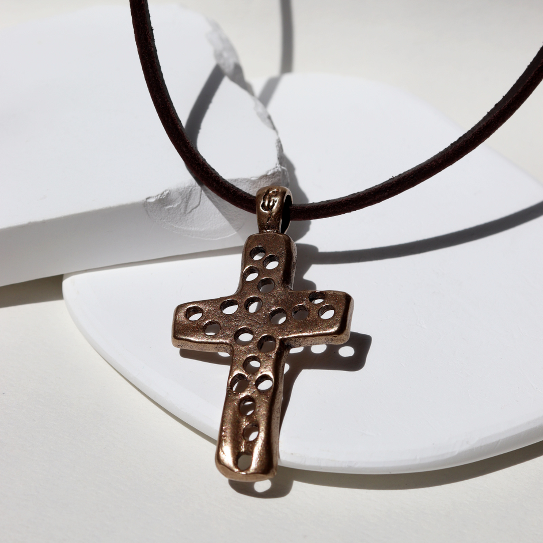 Collar Hombre Kurai Yoru de cuero con cruz de bronce
