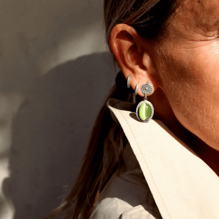 Sei Damenohrringe aus 925er Silber und grünem Stein