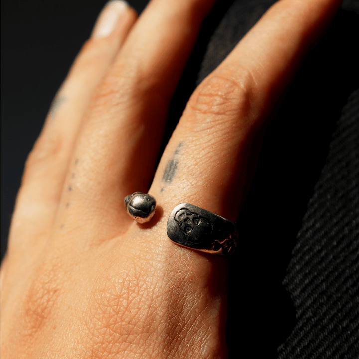 Anillo Yomi de dos calaveras en plata 925