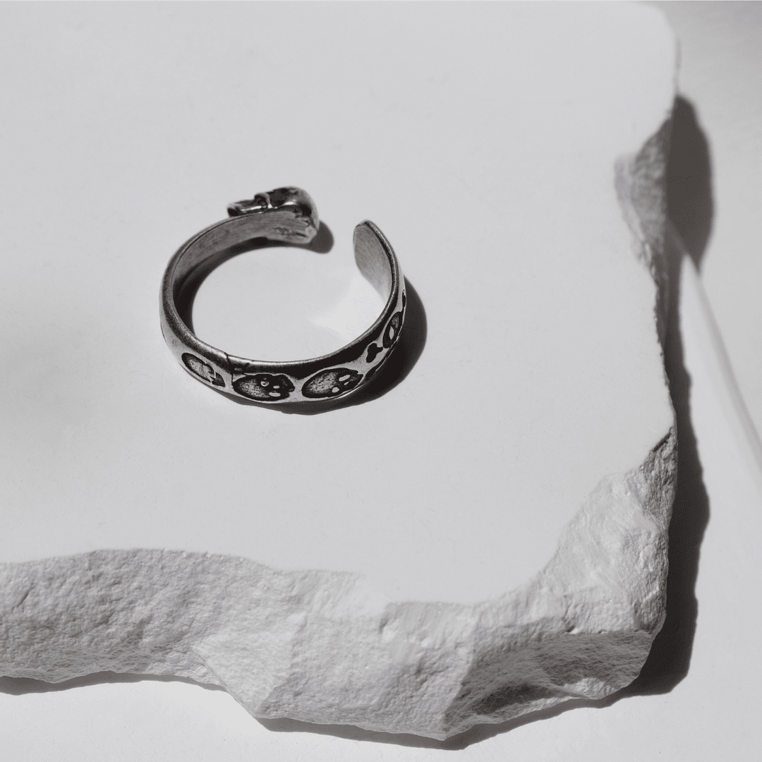Anillo Yomi de dos calaveras en plata 925