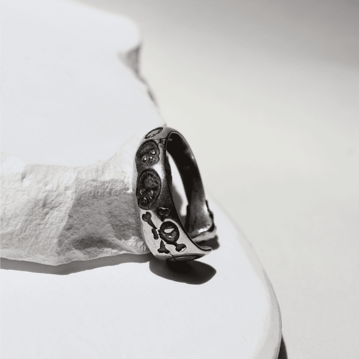 Anillo Yomi de dos calaveras en plata 925