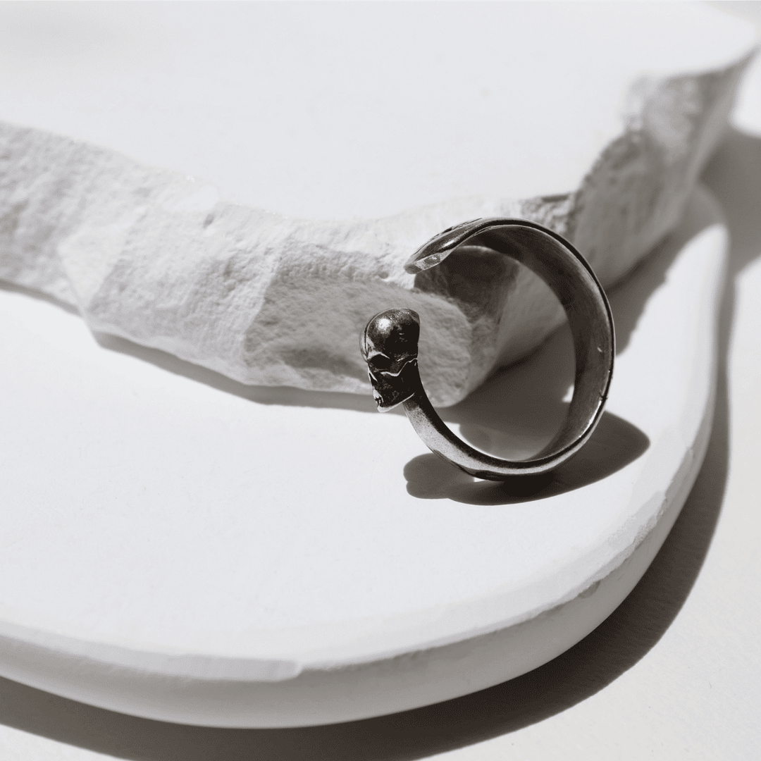 Anillo Yomi de dos calaveras en plata 925