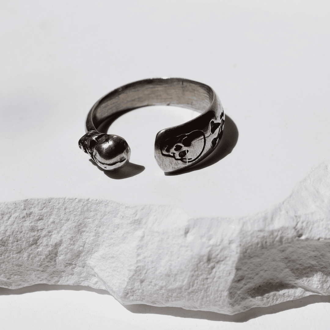 Anillo Yomi de dos calaveras en plata 925