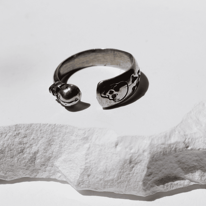 Anillo Yomi de dos calaveras en plata 925