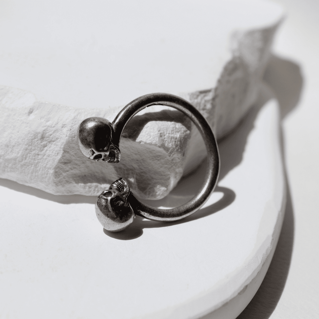 Kizuna-Ring mit zwei Totenköpfen in 925er Silber