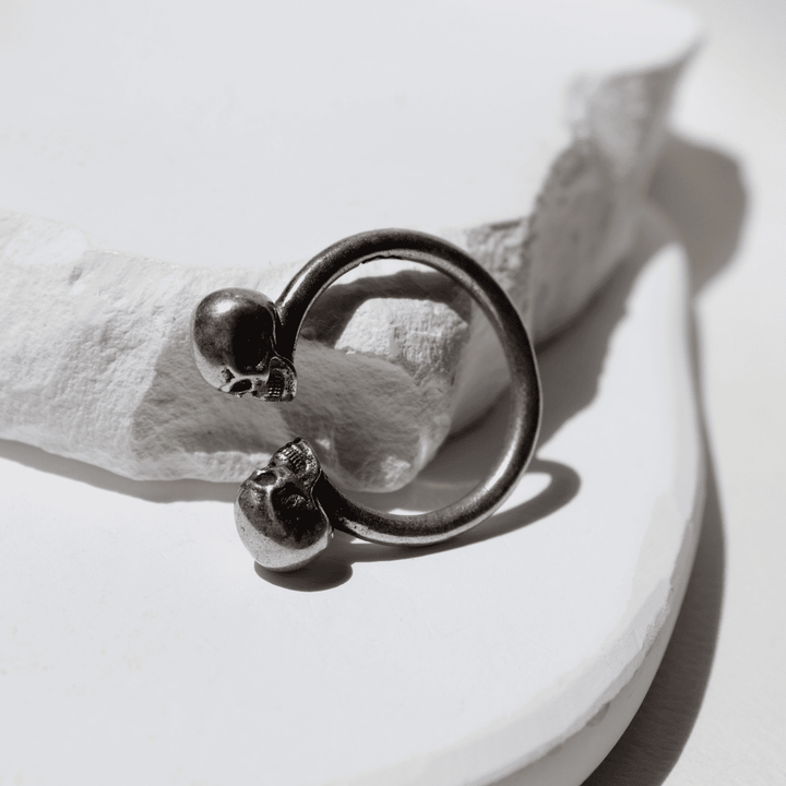 Kizuna-Ring mit zwei Totenköpfen in 925er Silber