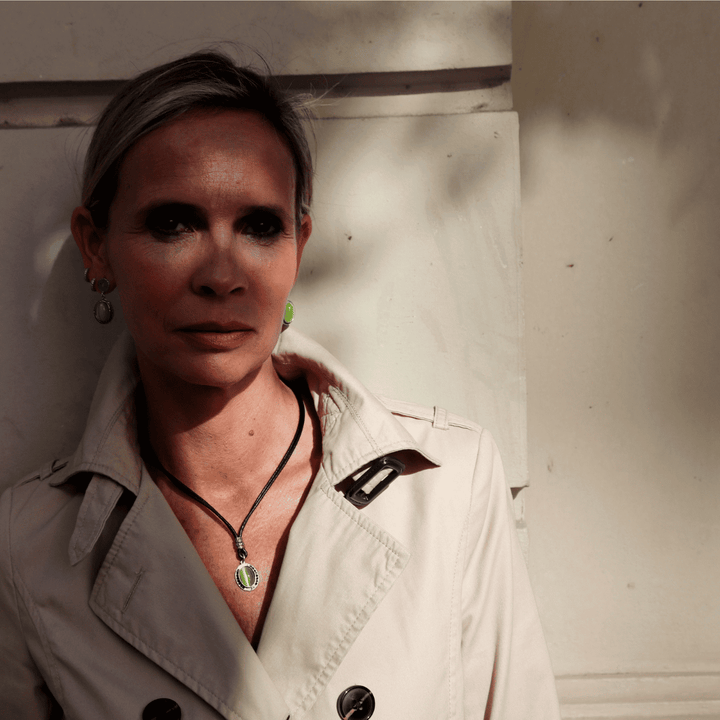 Sei Damen Lederkette mit 925 Silber und grünem Stein