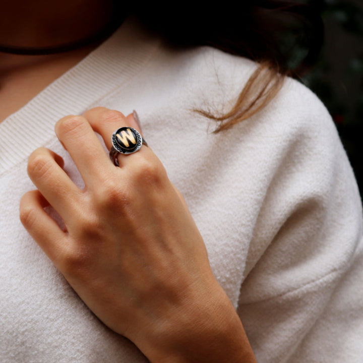 Anfangsbuchstabe des Rinne Damenrings