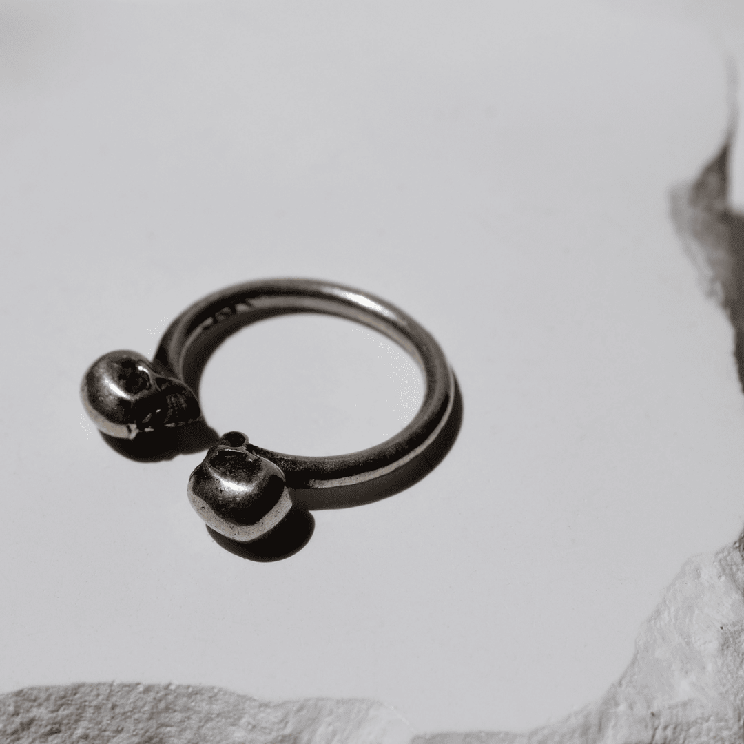 Kizuna-Ring mit zwei Totenköpfen in 925er Silber