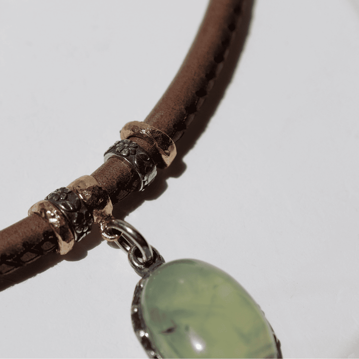 Mu Women's Necklace in Mink Leather and Prehnite Pendant