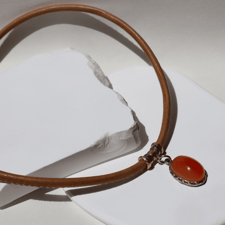 Damen-Rheinkette aus Kamelleder und Karneol-Anhänger