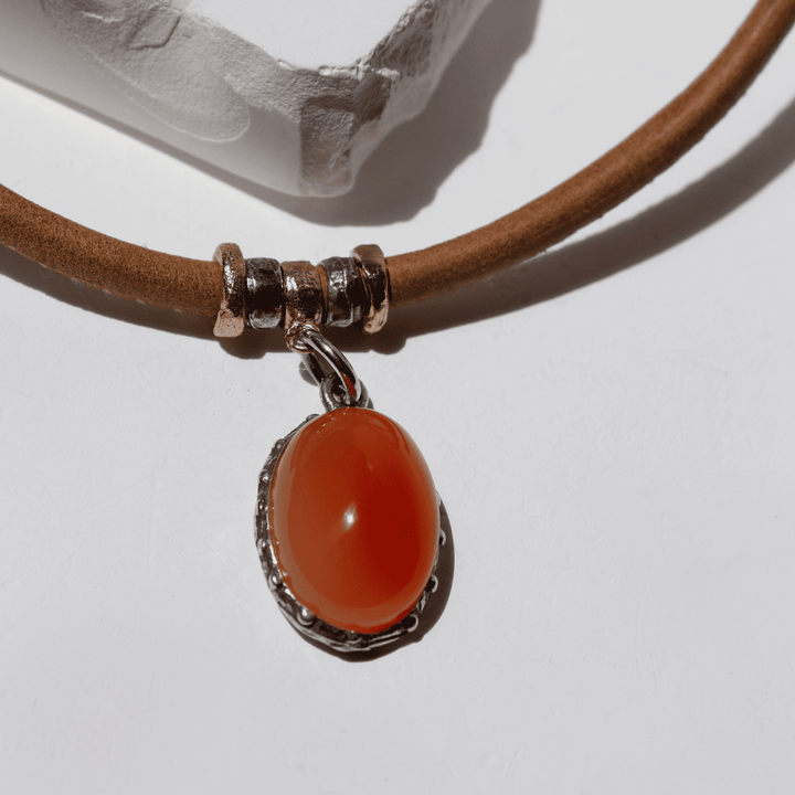 Damen-Rheinkette aus Kamelleder und Karneol-Anhänger