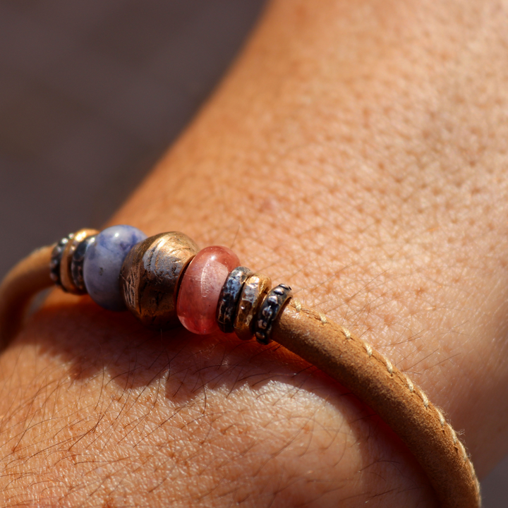 Yami Damen-Lederarmband mit bronzefarbenen und rosa Harzstücken