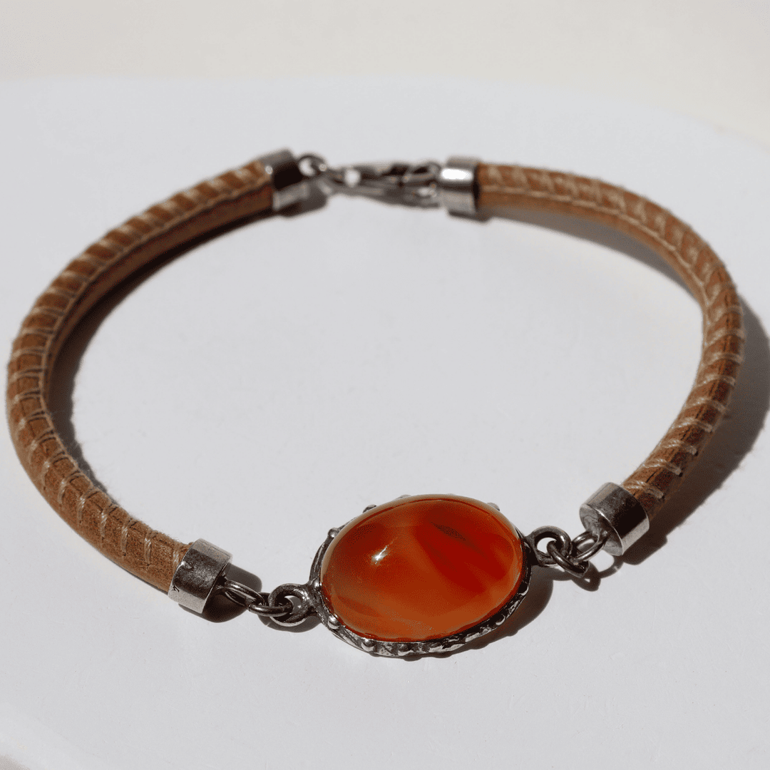 Damenarmband Rin aus Kamelleder und Karneol