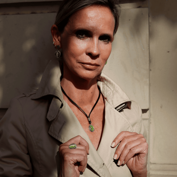 Sei Damenohrringe aus 925er Silber und grünem Stein