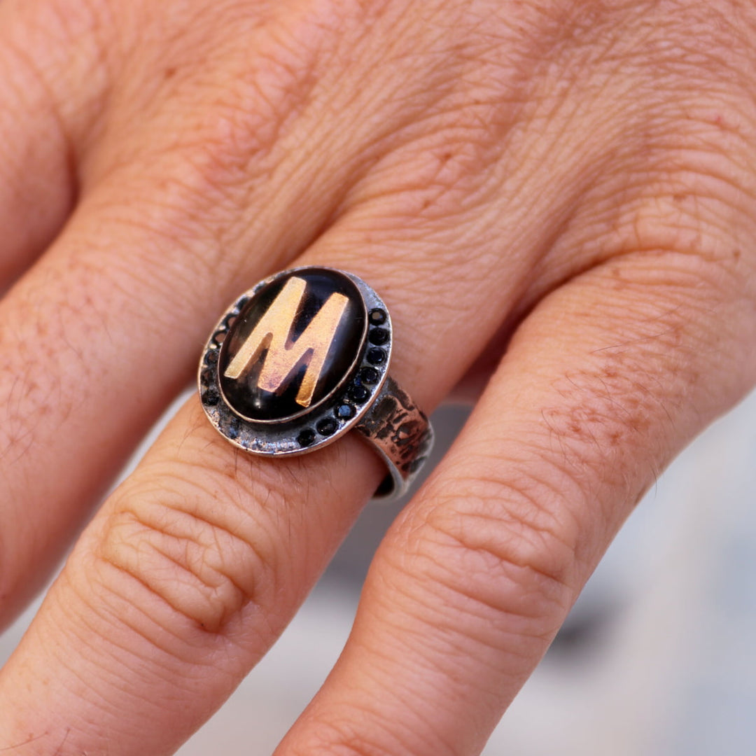 Anfangsbuchstabe des Rinne Damenrings