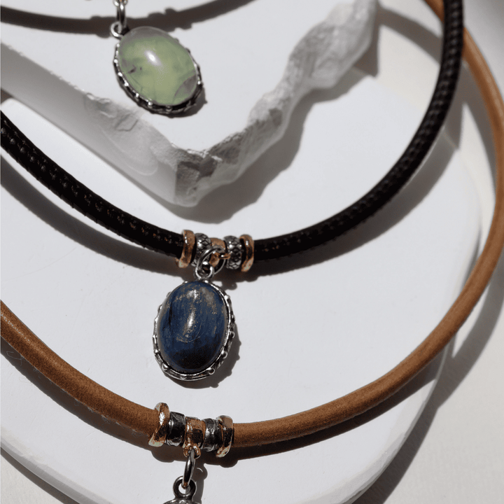 Mu Women's Necklace in Mink Leather and Prehnite Pendant