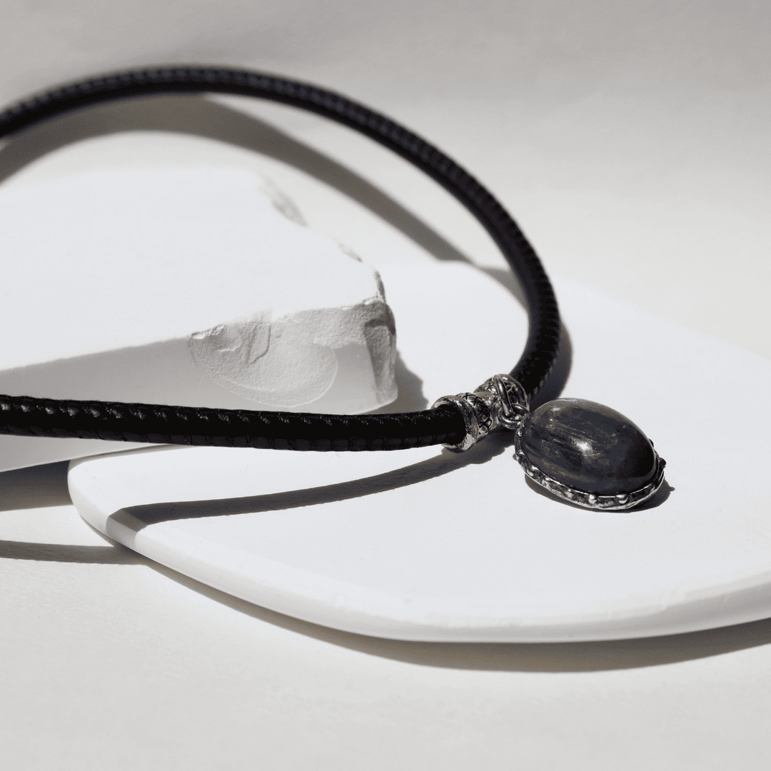 Raijin Damen-Lederhalskette mit Kyanit-Anhänger