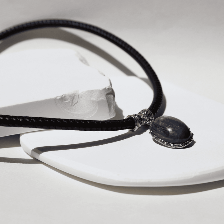 Raijin Damen-Lederhalskette mit Kyanit-Anhänger