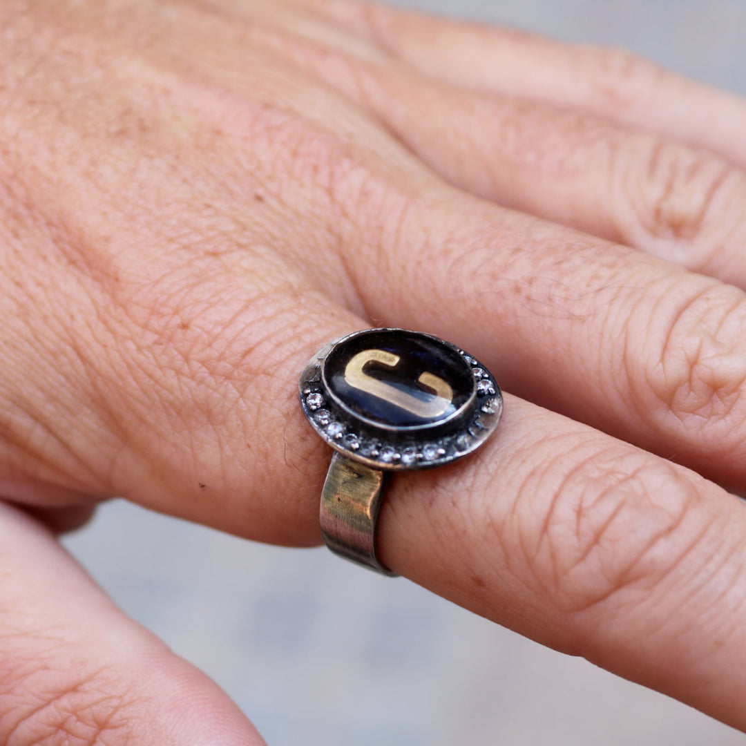 Anfangsbuchstabe des Rinne Damenrings