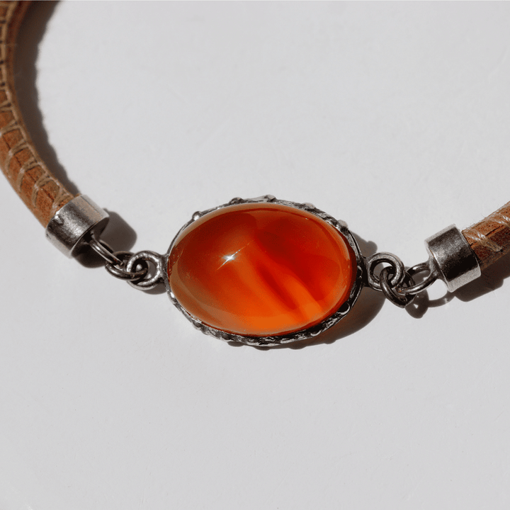 Damenarmband Rin aus Kamelleder und Karneol