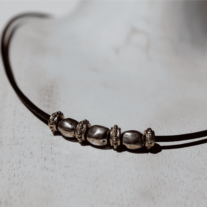 Collar Mujer Shiranami de cuero fino con óvalos de plata 925 y cuentas de bronce